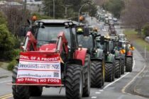 Οι Νεοζηλανδοί κτηνοτρόφοι στους δρόμους, διαμαρτυρόμενοι για φορολόγηση εκπομπών ρύπων