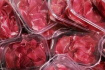 Ισπανία: Ο νόμος για την ανακύκλωση πλαστικών «χτυπάει» τη βιομηχανία κρέατος