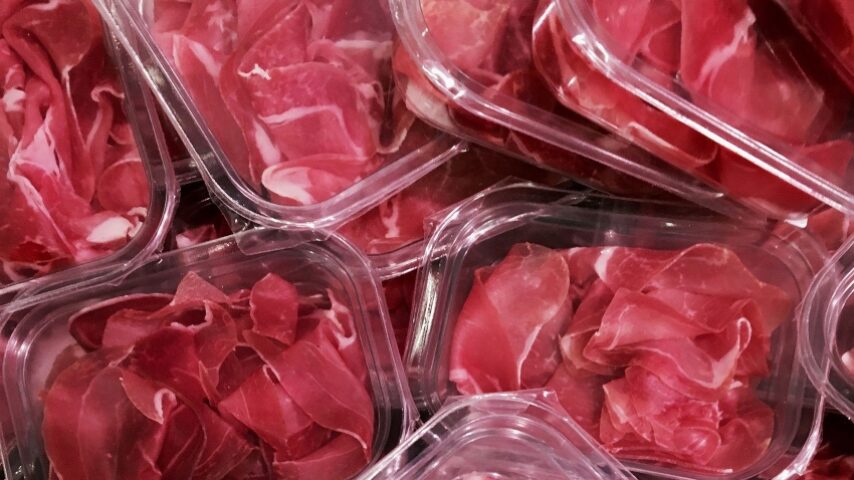 Ισπανία: Ο νόμος για την ανακύκλωση πλαστικών «χτυπάει» τη βιομηχανία κρέατος