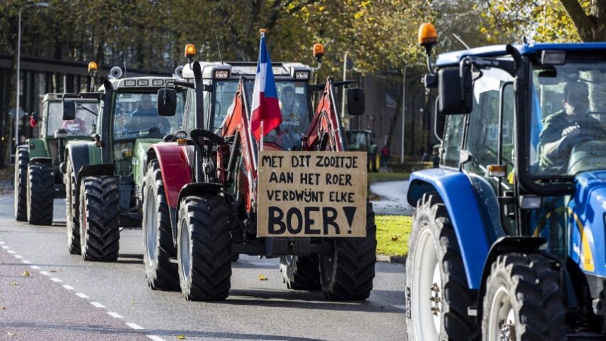 Οι Ολλανδοί αγρότες συνεχίζουν δυναμικά τις κινητοποιήσεις ενάντια στην απόφαση της κυβέρνησης για μείωση των εκμεταλλεύσεών τους