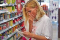 Οι καταναλωτές περιορίζουν τις αγορές τροφίμων λόγω της ακρίβειας