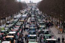 Oι Γερμανοί αγρότες βγήκαν με τα τρακτέρ στους δρόμους, διαμαρτυρόμενοι για τις περικοπές στον Προϋπολογισμό