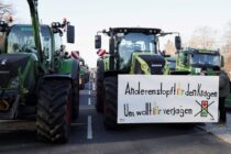 Oι μειωμένες επιδοτήσεις πυροδοτούν δυναμικές διαδηλώσεις αγροτών στη Γερμανία – Επέκταση των μπλόκων σε πολλά κρατίδια