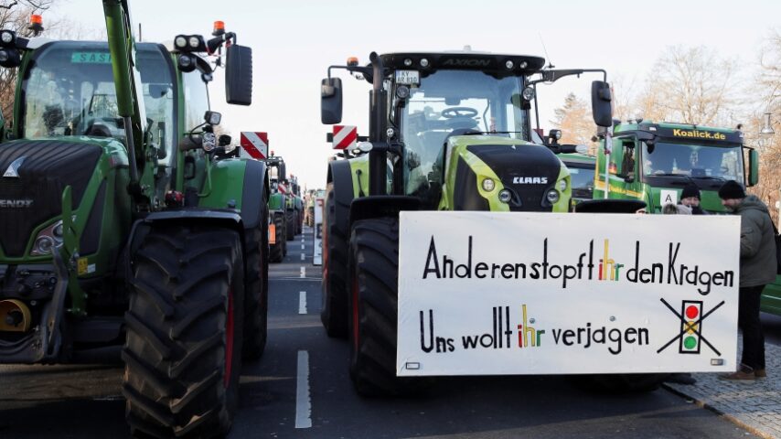Oι μειωμένες επιδοτήσεις πυροδοτούν δυναμικές διαδηλώσεις αγροτών στη Γερμανία – Επέκταση των μπλόκων σε πολλά κρατίδια