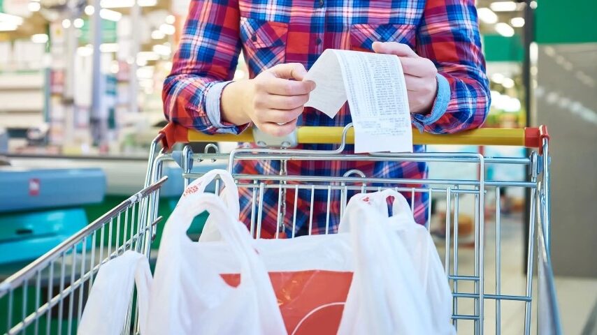 Εξαγγελίες για μειώσεις, ακρίβεια στα ύψη
