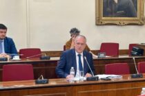 «Ενίσχυση της προστασίας του καταναλωτή» βλέπει ο Τ. Θεοδωρικάκος – η κυβέρνηση ευθύνεται για την ακρίβεια, λέει η αντιπολίτευση