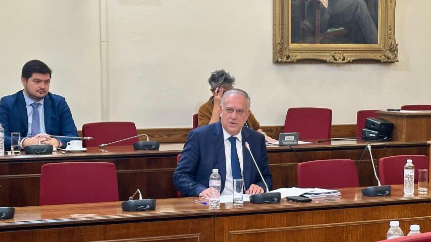 «Ενίσχυση της προστασίας του καταναλωτή» βλέπει ο Τ. Θεοδωρικάκος – η κυβέρνηση ευθύνεται για την ακρίβεια, λέει η αντιπολίτευση