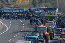 Αγρότες υψώνουν μπλόκα, κυβέρνηση υπό πίεση