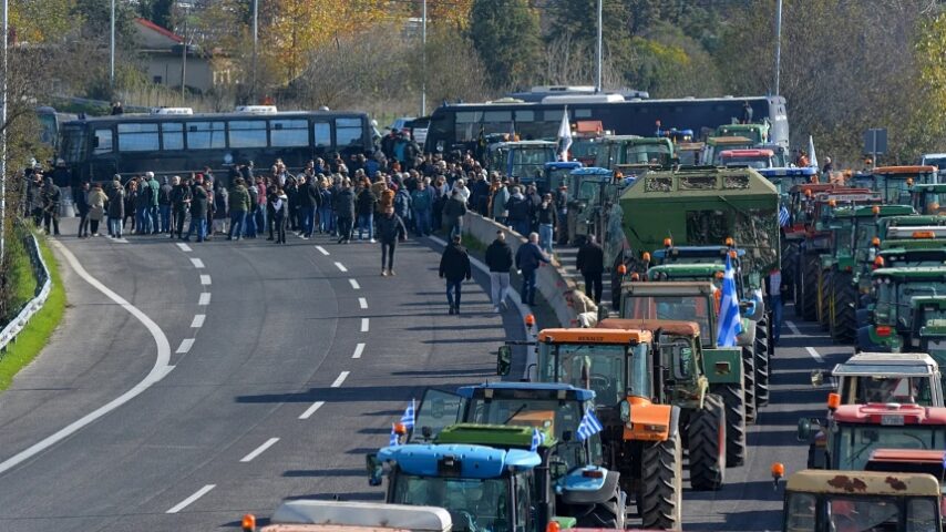 Αγρότες υψώνουν μπλόκα, κυβέρνηση υπό πίεση