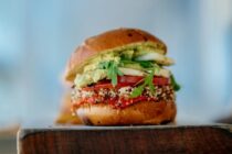 Η Ε.Ε. παγώνει την απαγόρευση της ορολογίας φυτικών “κρεάτων”