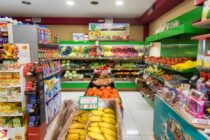 Η «μάχη του ραφιού» συνεχίζεται με λιγότερους παίκτες