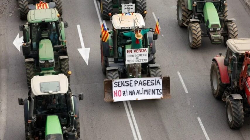 Αγροτική εξέγερση: Οι δρόμοι γεμίζουν τρακτέρ