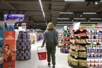 Περιορίζουν τις αγορές (και κρέατος) στα σούπερ μάρκετ οι καταναλωτές