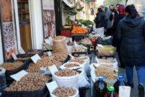 ΕΛΣΤΑΤ: Στο 27% ο κίνδυνος φτώχειας – Οι επιπτώσεις στην αγορά τροφίμων