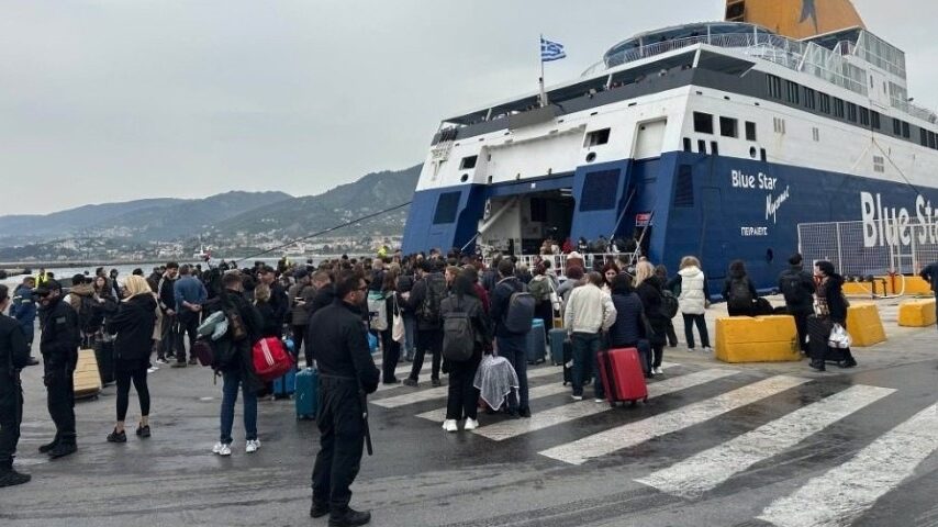 Συνεχίζεται το μπλόκο στο λιμάνι Μυτιλήνης