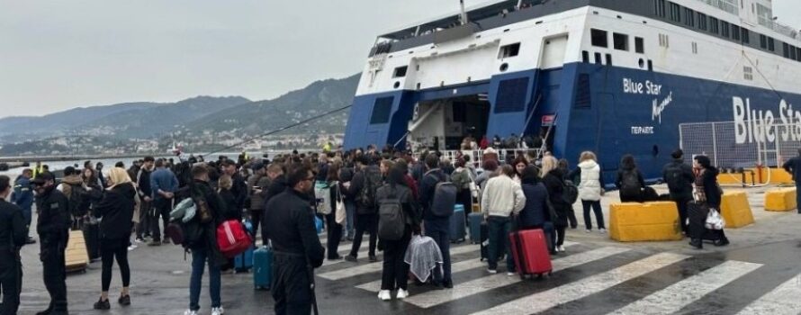 Συνεχίζεται το μπλόκο στο λιμάνι Μυτιλήνης