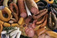 Η Γερμανία χάνει τη βιομηχανία του λουκάνικου