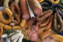 Η Γερμανία χάνει τη βιομηχανία του λουκάνικου