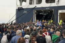 Μπλόκο στο λιμάνι της Μυτιλήνης: 700 επιβάτες εκτός πλοίου