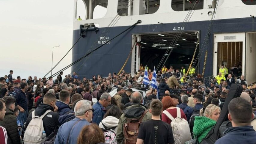 Μπλόκο στο λιμάνι της Μυτιλήνης: 700 επιβάτες εκτός πλοίου