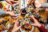 Η Gen Z τρώει κρέας, μαγειρεύει και το ανεβάζει στα Social