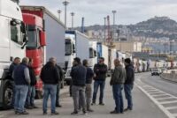 Τα μπλόκα στη Ν. Ιταλία απειλούν την τροφοδοσία καταστημάτων